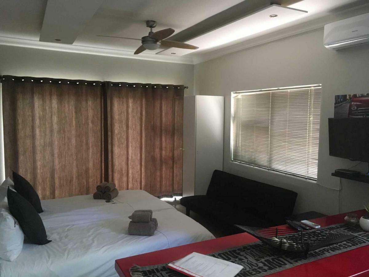 Suiderhof Self-Catering Hotel วินด์ฮุก ภายนอก รูปภาพ